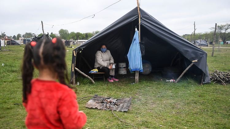 In Argentinien sind einige Menschen so arm, dass ihnen nichts anderes übrig bleibt, als sich auf einem verlassenen Grundstück niederzulassen.