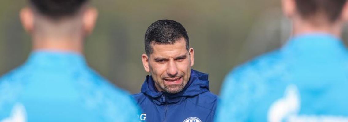 Dimitrios Grammozis, neuer Trainer des FC Schalke 04, spricht mit der Mannschaft. Foto: Tim Rehbein/FC Schalke 04/dpa/Handout