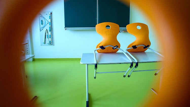 Die Stühle in deutschen Klassenzimmern sollen wieder öfter besetzt sein.