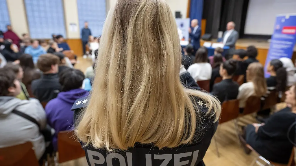 Die-Schueler-stellten-den-Polizisten-viele-Fragen