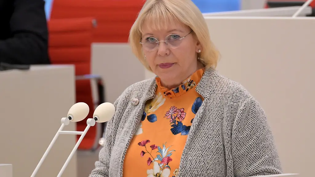 Der-Brandenburger-Landtag-hat-der-Opfer-der-Attacke-von-Aschaffenburg-gedacht-Landtagspraesidentin-Ulrike-Liedtke-zeigte-sich-erschuettert