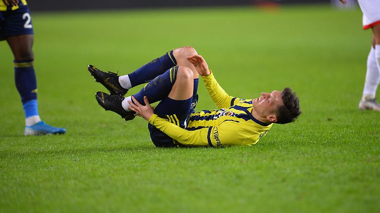 Özil musste in der 67. Minute ausgewechselt werden, nachdem er umgeknickt war.