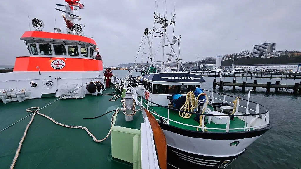 Der-Fischkutter-Crampas-ist-von-Seenotrettern-sicher-in-den-Hafen-von-Sassnitz-geschleppt-worden