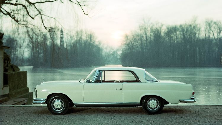 Das Mercedes-Benz 220 SEb Coupé (Baureihen W 111/W 112, 1961 bis 1971) orientierte sich an den Heckflossen-Limousinen.