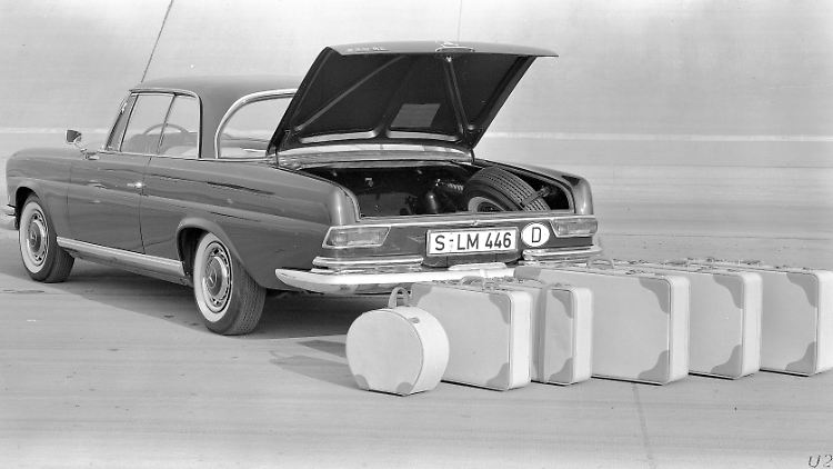 Gardemaß: Der Kofferraum des Mercedes-Benz 220 SEb Coupés (Baureihen W 111/W 112, 1961 bis 1971) fasst Gepäck für die große Reise.