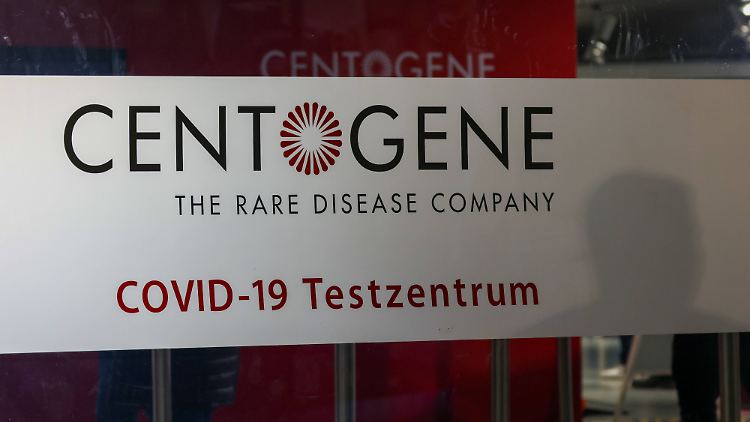 "Von einer oder anderthalb Millionen Tests am Tag sind wir weit entfernt", sagt Centogene-Sprecher Weckesser. Das 2006 gegründete Unternehmen ist eigentlich auf die Behandlung seltener, angeborener Krankheiten spezialisiert. 