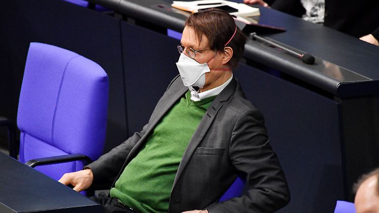 Karl Lauterbach glaubt, zu den vorgesehenen Öffnungsschritten werde es nie kommen.