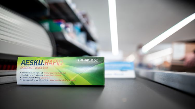 Eine Packung pro Kunde - Aldi ruft beim Kauf von Corona-Selbsttests zu Disziplin auf.