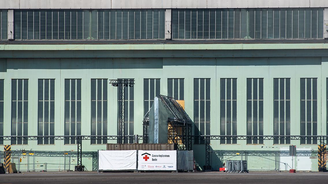 Am Montag geht in der Hauptstadt Impfzentrum Nummer sechs an den Start: In Tempelhof wird das Vakzin von Astrazeneca verimpft.