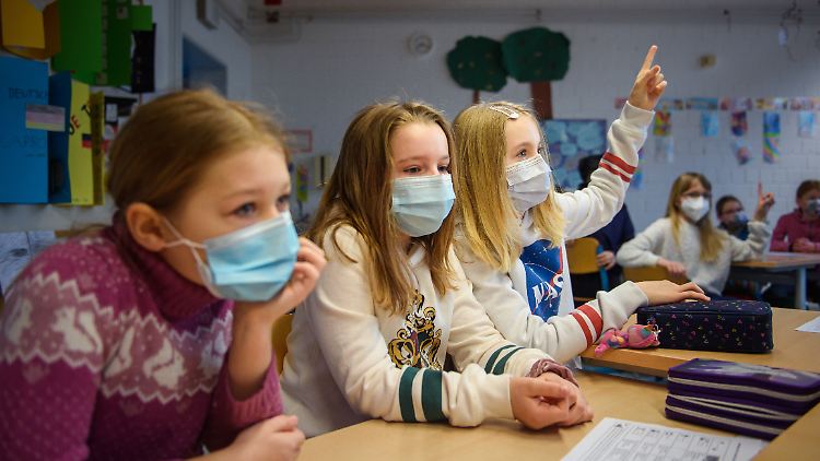 Nach den jüngeren sollen noch vor Ostern auch die älteren Schüler wieder in den Präsenzunterricht zurückkehren.