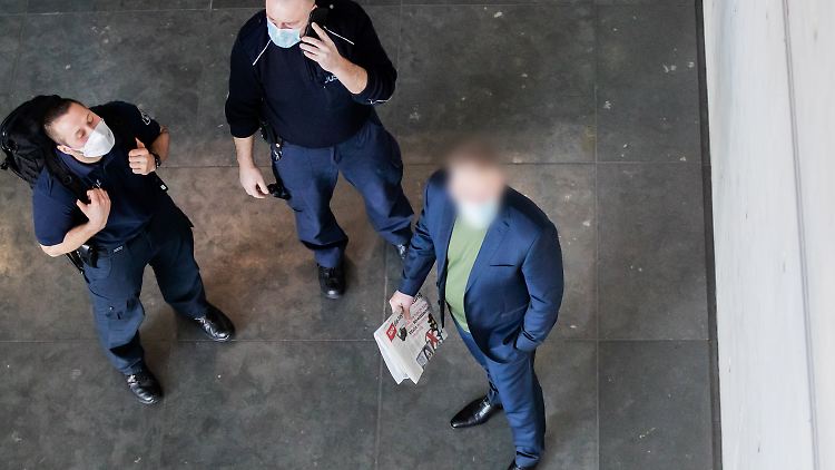 Der "Regisseur" und seine Bewacher - Julian H. vor seiner Aussage vor dem U-Ausschuss.