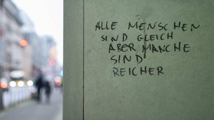 Jeder dritte Geringverdiener hat dem Bericht zufolge seit Beginn der Pandemie Probleme, laufende Ausgaben zu decken.