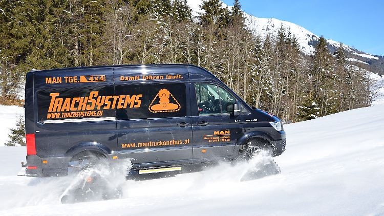 Für die MAN TGE 4x4 Raupe gibt es auch im Tiefschnee kein Halten.