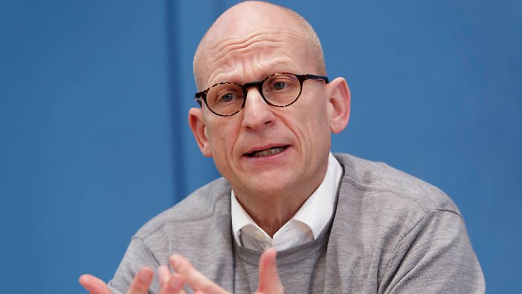 "Politiker haben vor nichts mehr Angst als Macht zu verlieren", meint Michael Busch.