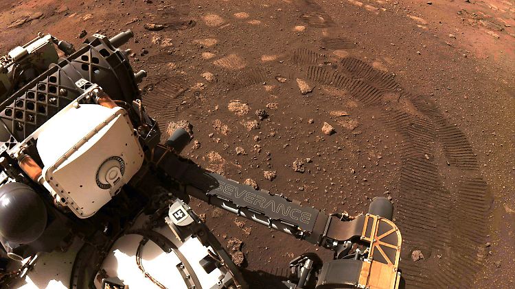 Der Rover rollt und auch sein Roboter-Arm funktioniert.