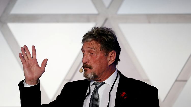McAfee im Jahr 2018 auf einer Blockchain-Konferenz.