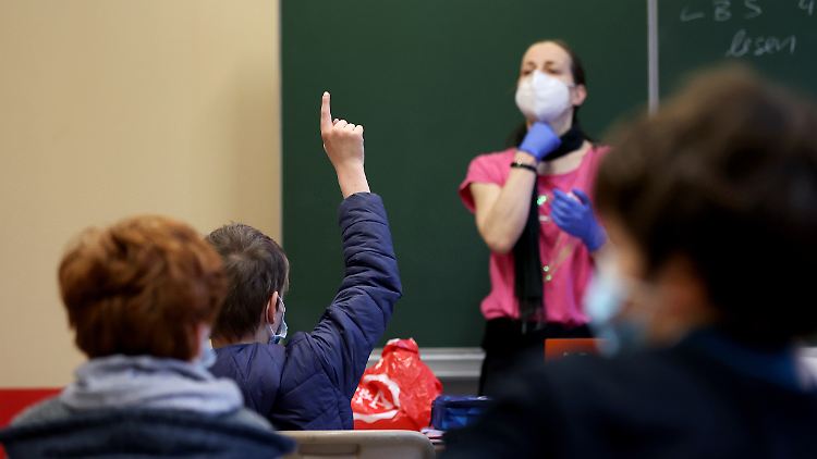 Halbierte Klassen, die an verschiedenen Tagen oder zu unterschiedlichen Zeiten in die Schulen kommen - das könnte für den Rest des Schuljahres das neue normal sein.