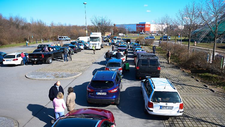 Kritiker der Corona-Maßnahmen haben sich an mehreren Orten in Sachsen und Sachsen-Anhalt zu Autokorsos versammelt.