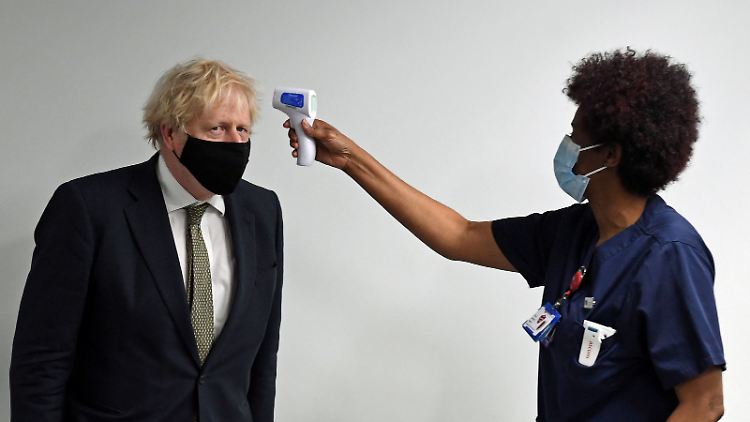 Als Krisenmanager zeigt sich Johnson regelmäßig mit Pflegekräften der Krankenhäuser. Bei der Lohnerhöhung ist die Regierung knauserig.