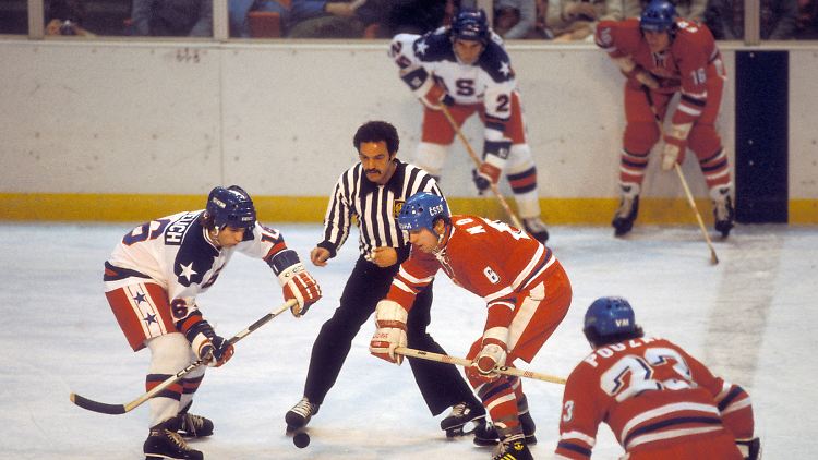 Mark Pavelich (links) bei den aus US-Sicht legendären Olympischen Winterspielen 1980.