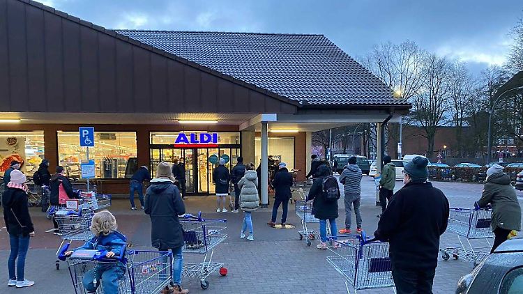 Im Hamburger Stadtteil Eimsbüttel warten viele Aldi-Kunden am Samstagmorgen auf wenige Selbsttests.