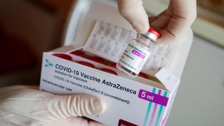 Auch die Europäische Arzneimittelbehörde EMA hatte erklärt, dass es keine auffällige Häufung von Thrombosen im zeitlichen Zusammenhang mit der Impfung gebe.