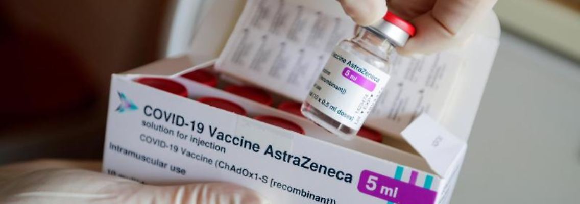 Eine Ampulle des Corona-Impfstoffs von AstraZeneca. Foto: Hannibal Hanschke/Reuters/Pool/dpa/Archivbild