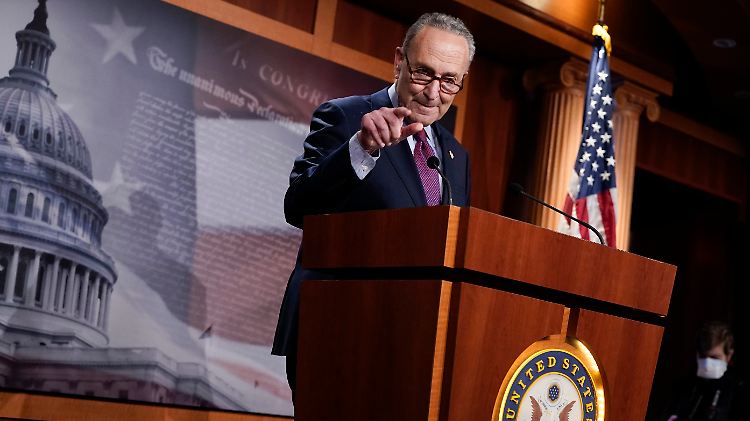 "Es war ein langer Tag, eine lange Nacht, ein langes Jahr, aber ein neuer Tag hat begonnen": der demokratische Mehrheitsführer im Senat, Chuck Schumer. 