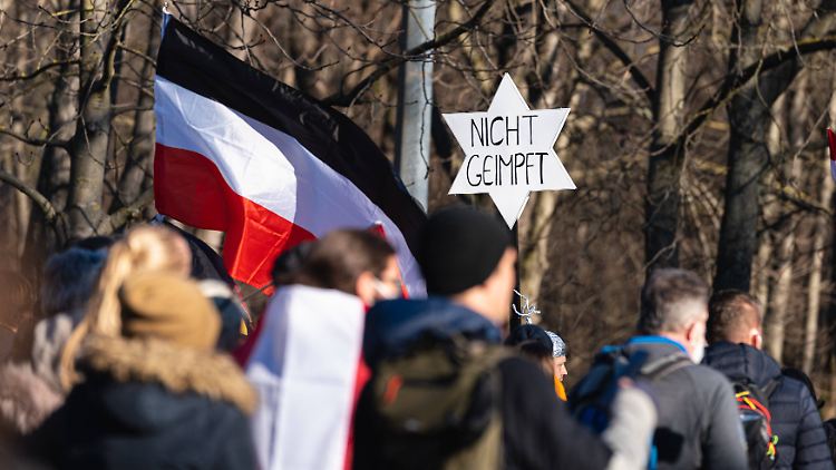 Unter den Demonstrierenden waren auch bekannte Neonazis.
