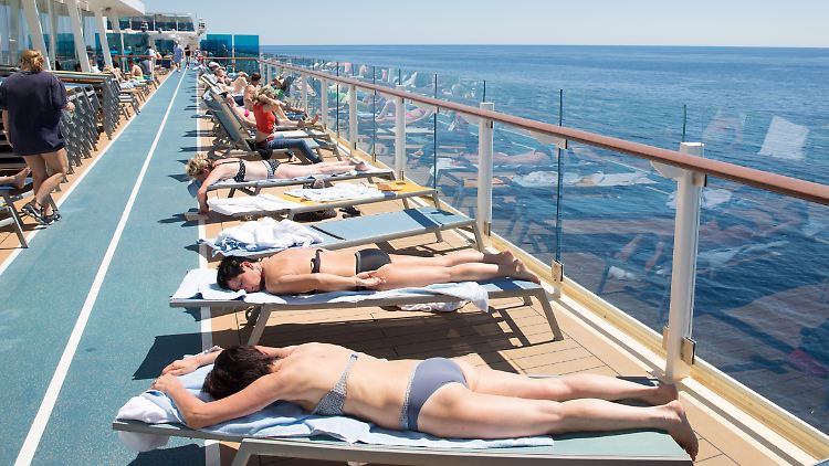 Kreuzfahrtgäste genießen die Sonne an Bord des TUI Kreuzfahrtschiffes - vielleicht auch in diesem Jahr.