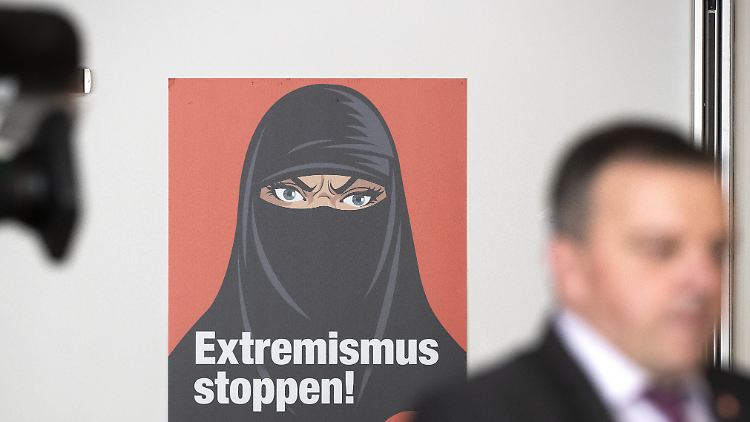 Gesicht verhüllt? Extremistin! - so denkt das rechtskonservative "Egerkinger Komitee".