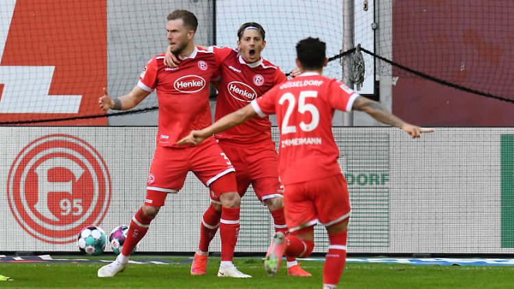 Andre Hoffmann bejubelt mit Dawid Kownacki und Matthias Zimmermann sein Tor zum 1:0.