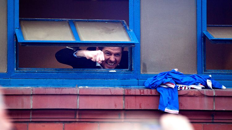 Steven Gerrard jubelte aus den Katakomben heraus mit Rangers-Fans nach dem Sieg am Samstag.