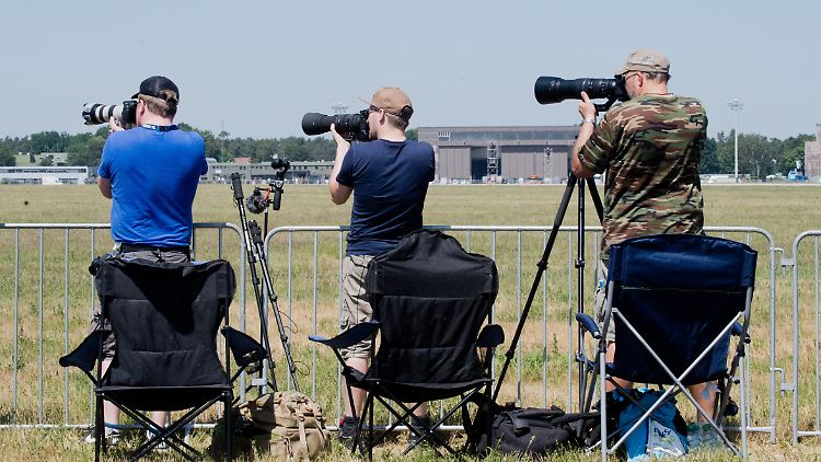 Planespotter versuchen meist möglichst viele verschiedene Flugzeuge zu fotografieren und benutzen dafür lange Teleobjektive.
