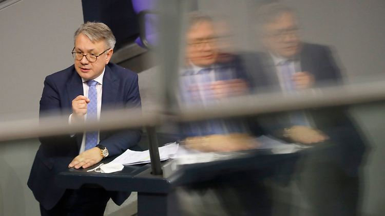 Nüßlein steht im Verdacht, mit der Vermittlung von Corona-Masken Provisionen im sechsstelligen Bereich kassiert zu haben.
