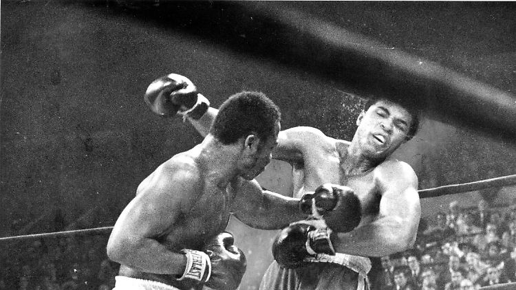 Muhammad Ali ist geschlagen - zum ersten Mal in seiner Karriere.