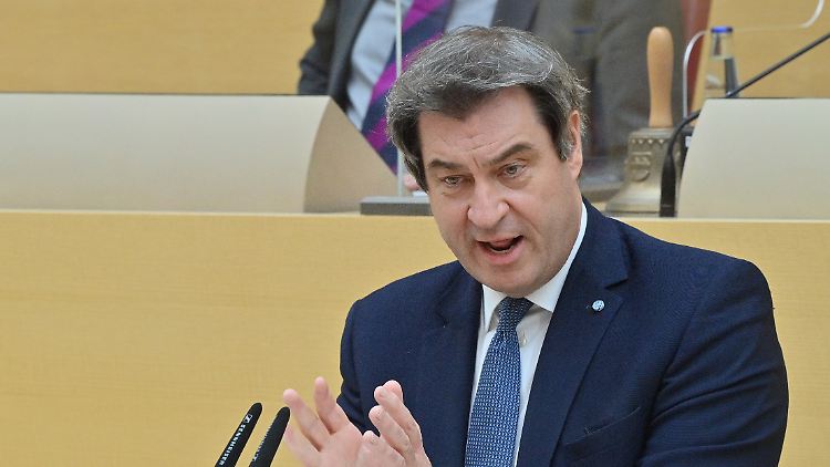 Söder erneuerte in dem Interview die Forderung, dass die beiden Abgeordneten umgehend ihre Bundestagsmandate niederlegen sollen.