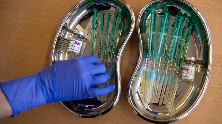 Der vergleichsweise leicht zu lagernde Astrazeneca-Impfstoff eignet sich besonders für den Einsatz in Arztpraxen.