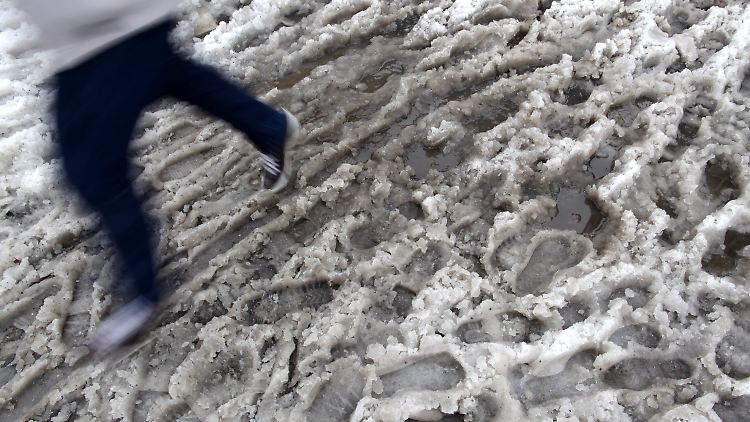 Temperaturen um den Gefrierpunkt erhöhen jetzt die Rutschgefahr.