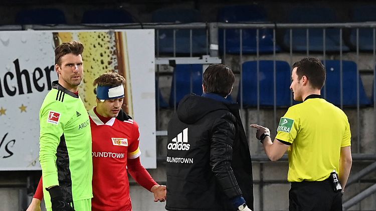 Union Berlins Torhüter Andreas Luthe und sein Mitspieler Julian Ryerson mussten nach einem heftigen Zusammenprall behandelt werden.