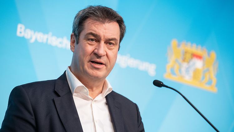 "Wenn Impfstoff kommt und mehr kommt - und zwar sehr viel mehr kommt - dann muss man das breit aufstellen", sagte Söder. 