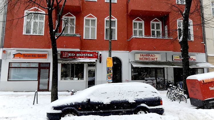 Der Säugling wird im Hinterhof dieses Hauses gefunden.