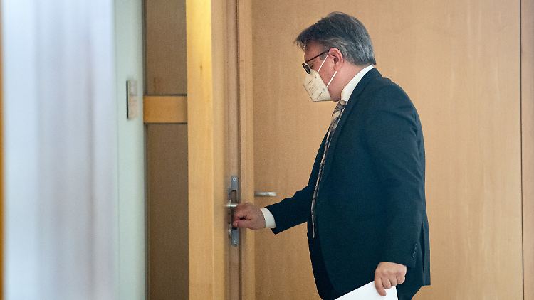 Georg Nüßlein während der Razzia in seinem Bundestagsbüro.