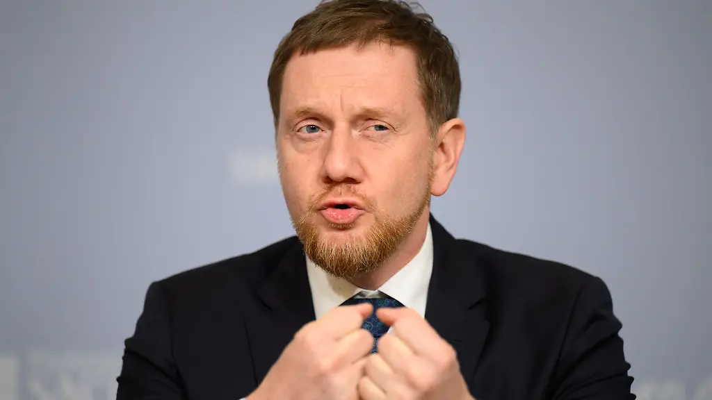 Regierungschef-Michael-Kretschmer-schaut-auf-die-Finanzen