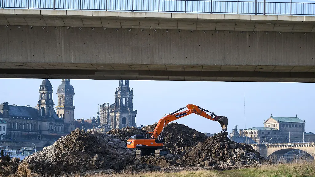 Ein-Bauteil-der-Dresdner-Carolabruecke-wird-weiter-vermisst