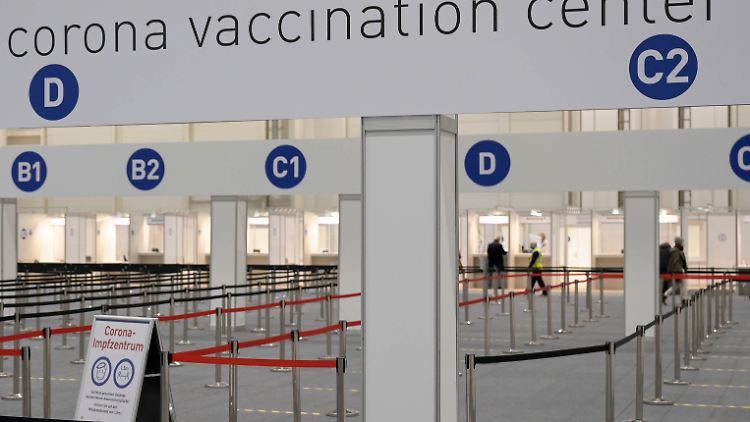 Im größten deutschen Impfzentrum in den Hamburger Messehallen könnten bis zu 7000 Menschen täglich geimpft werden. Könnten.