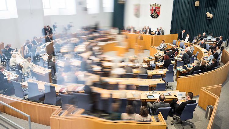 Landtagsbaustelle in Mainz: Im April soll das neu gewählte Landesparlament zur konstituierenden Sitzung im komplett sanierten Plenarsaal zusammenkommen.