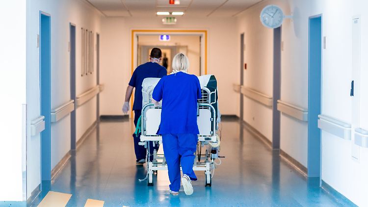 Insgesamt waren in Deutschland zuletzt rund 1,8 Millionen Menschen in der Pflege tätig.