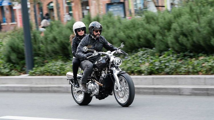 Ob Lawrence von Arabien je eine Sozia auf seinem Bike hatte, ist nicht verbrieft. Der Käufer einer  Brough Superior Lawrence kann definitiv jemanden mitnehmen.