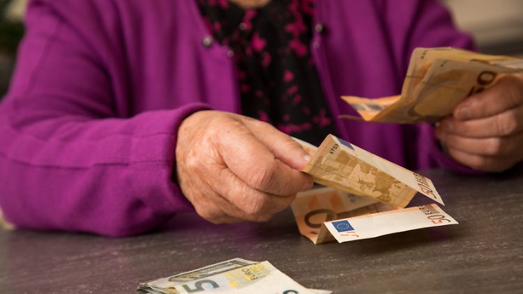 Es sind auch viele Mittelverdiener, denen die knappe Rente von nicht einmal 1100 Euro droht.